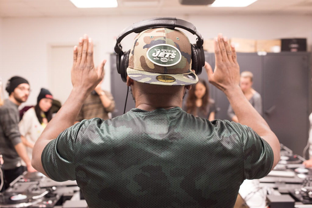 Rob Swift teaching at the Brolic Army DJ School